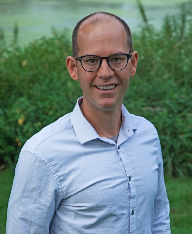 Headshot of Dr. Derek Metzger